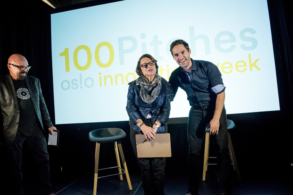Oslo, 13.10.2015. Neil Daly from Skin Analytics wins pitching contest at Oslo Innovation Week 2015. Here with the head of the jury, Jeanne Sullivan and master of ceremonies Fred Schmidt on the left. Photo: Gorm K. Gaare COPYRIGHT:© GORM K GAARE